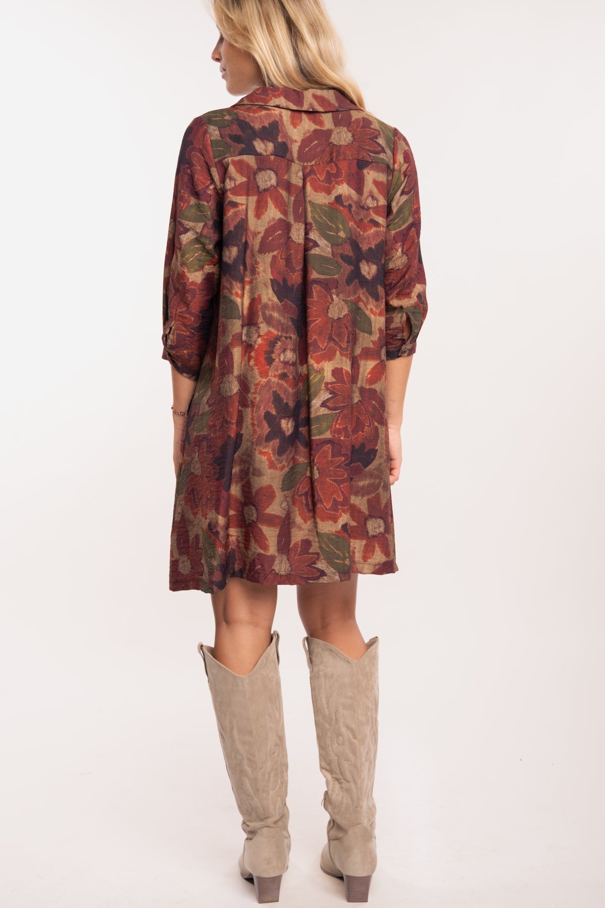Robe chemise courte prune avec paire de bottes beiges de dos