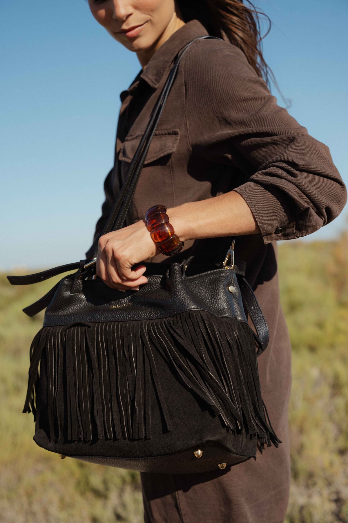 Robe chemise marron et sac en cuir à frange noir 