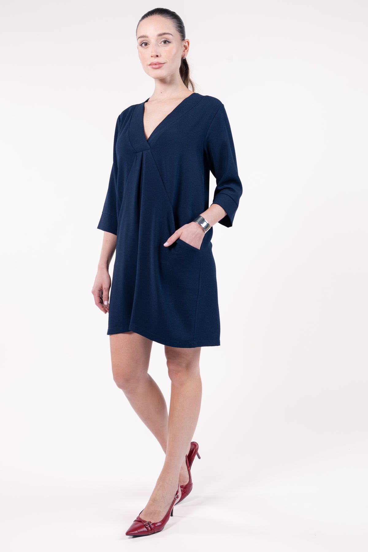 Robe femme col v marine avec escarpin rouge 