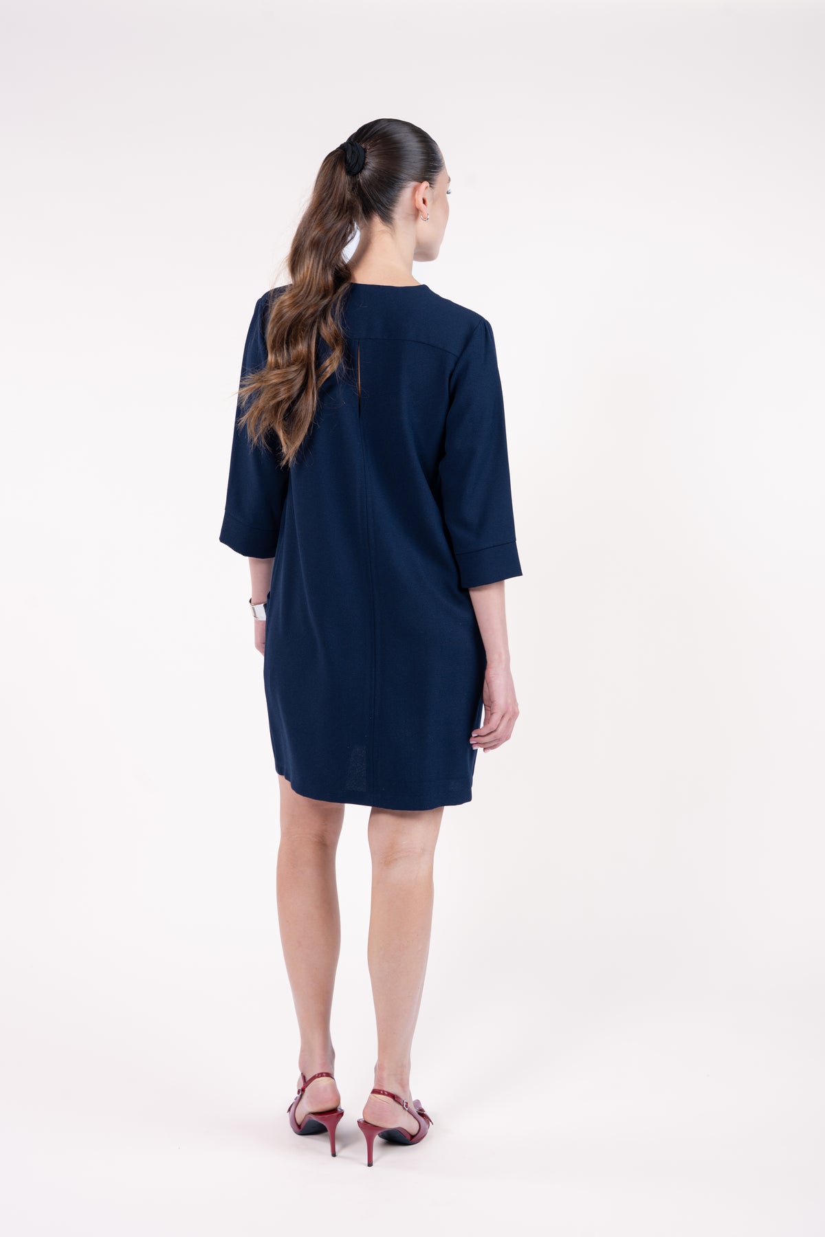 Robe femme col v marine avec escarpin rouge de dos