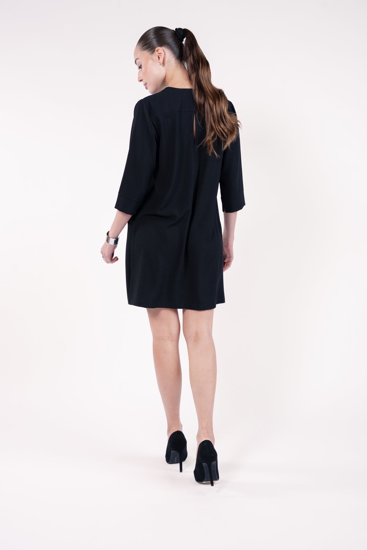 Robe femme col v noire et talon noir de dos