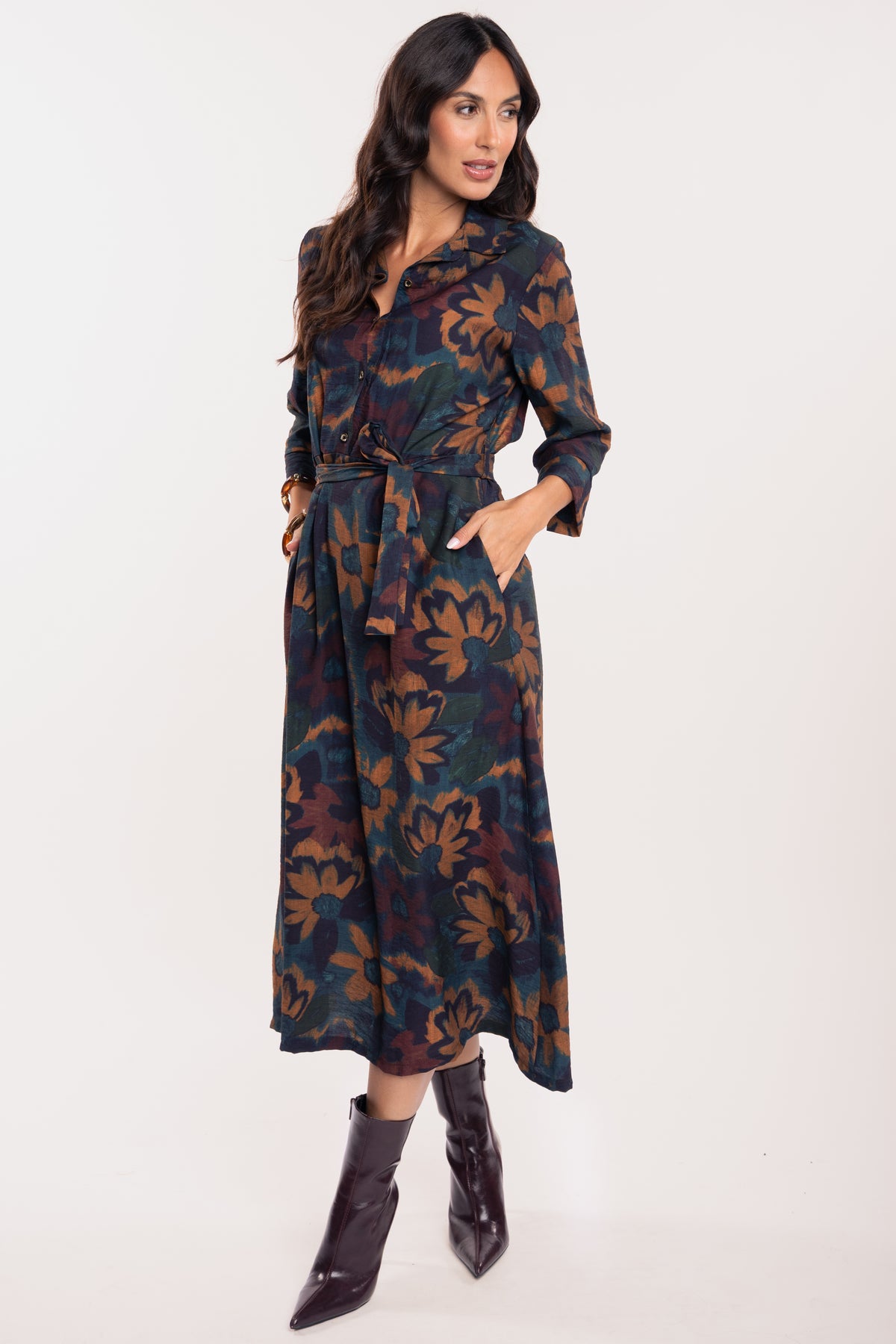 Robe fleuris bleu marine et paire de talons bordeaux 