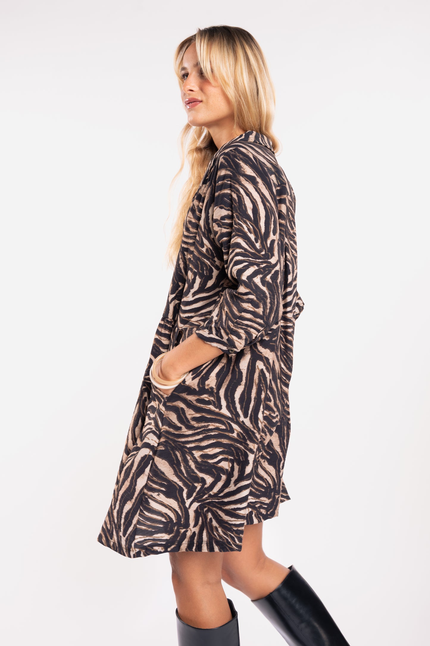Robe zèbre noire avec mains dans les poches