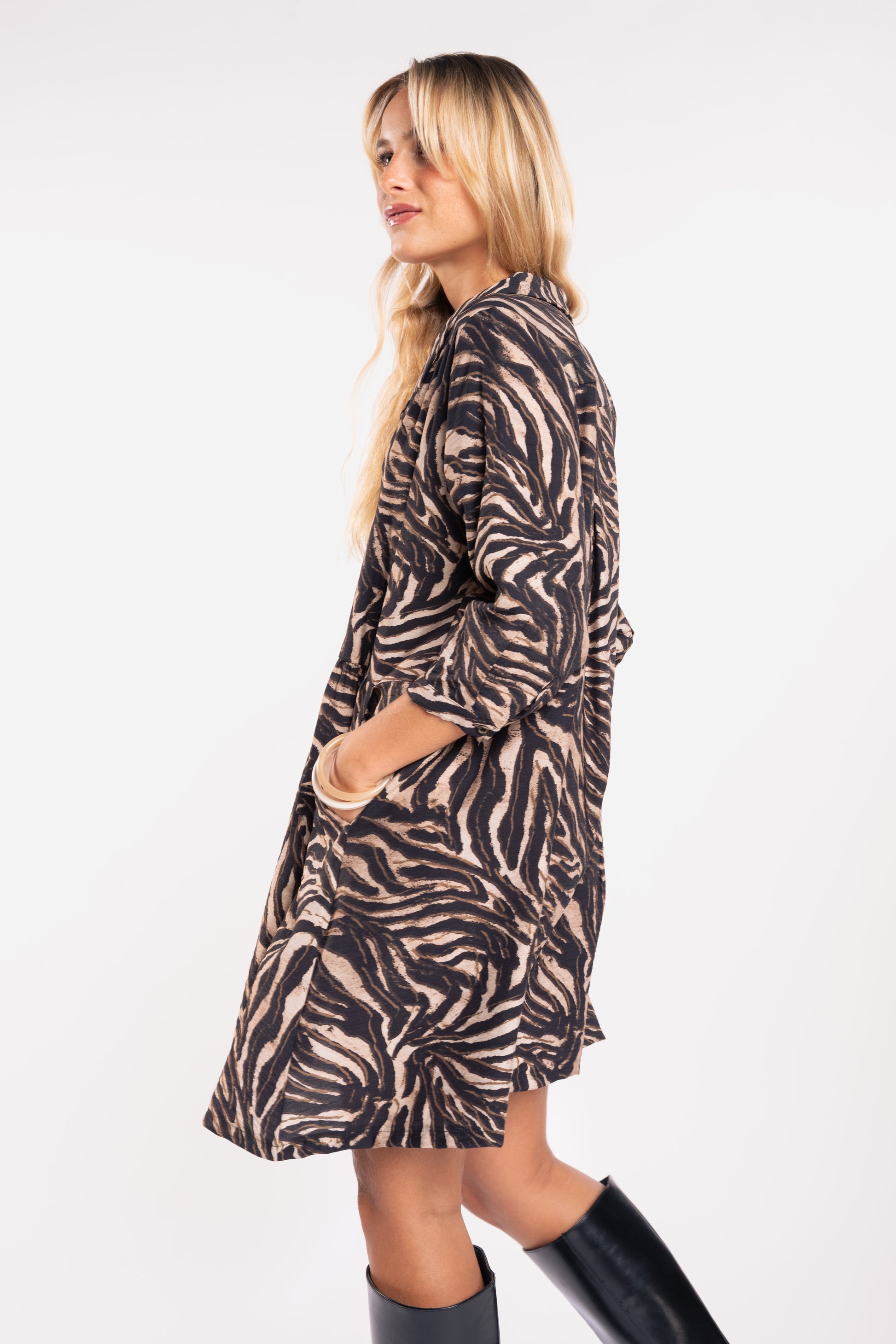 Robe zèbre noire avec mains dans les poches