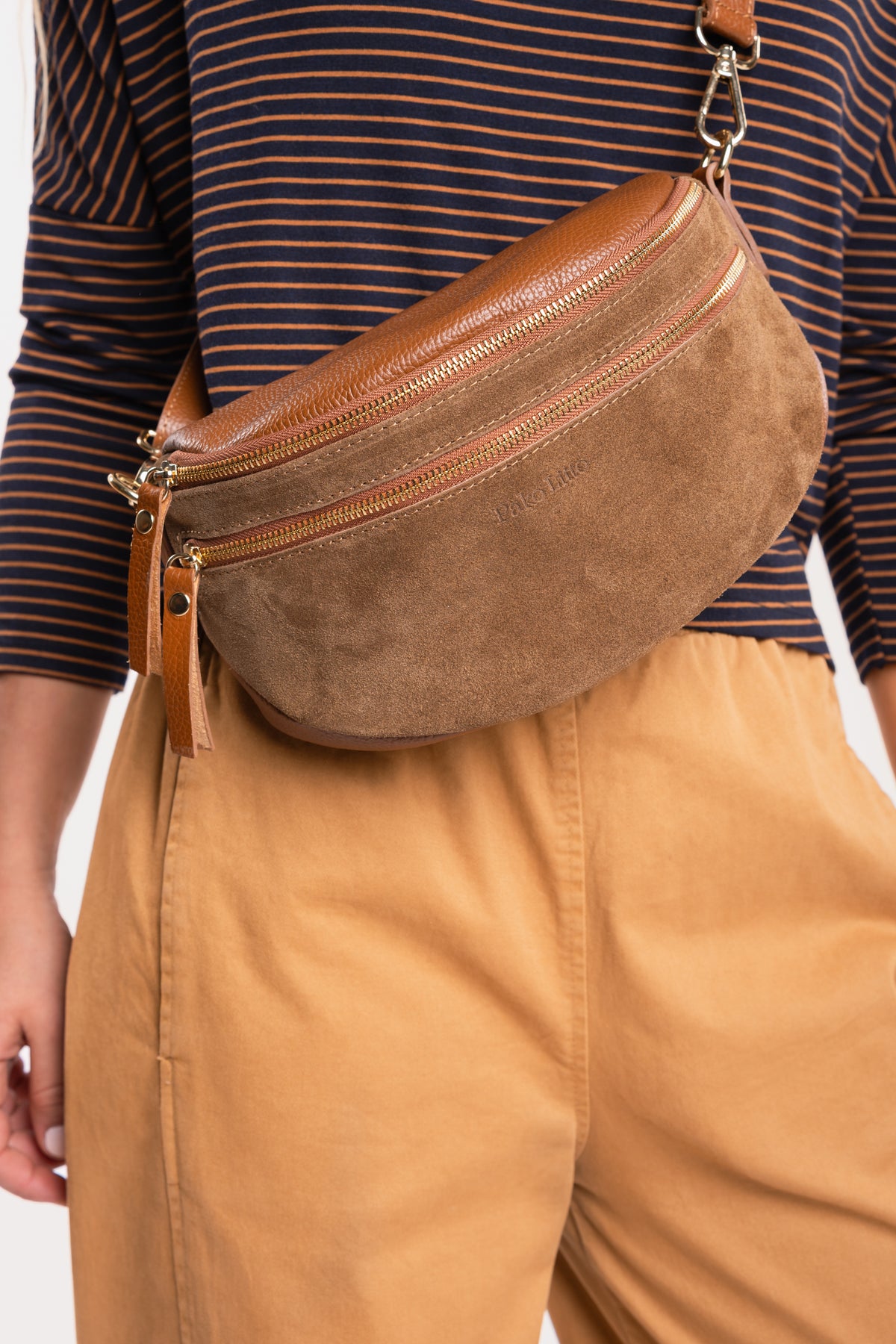 Sac banane en cuir camel, top col bateau rayé marine et camel avec un pantalon barrel camel 
