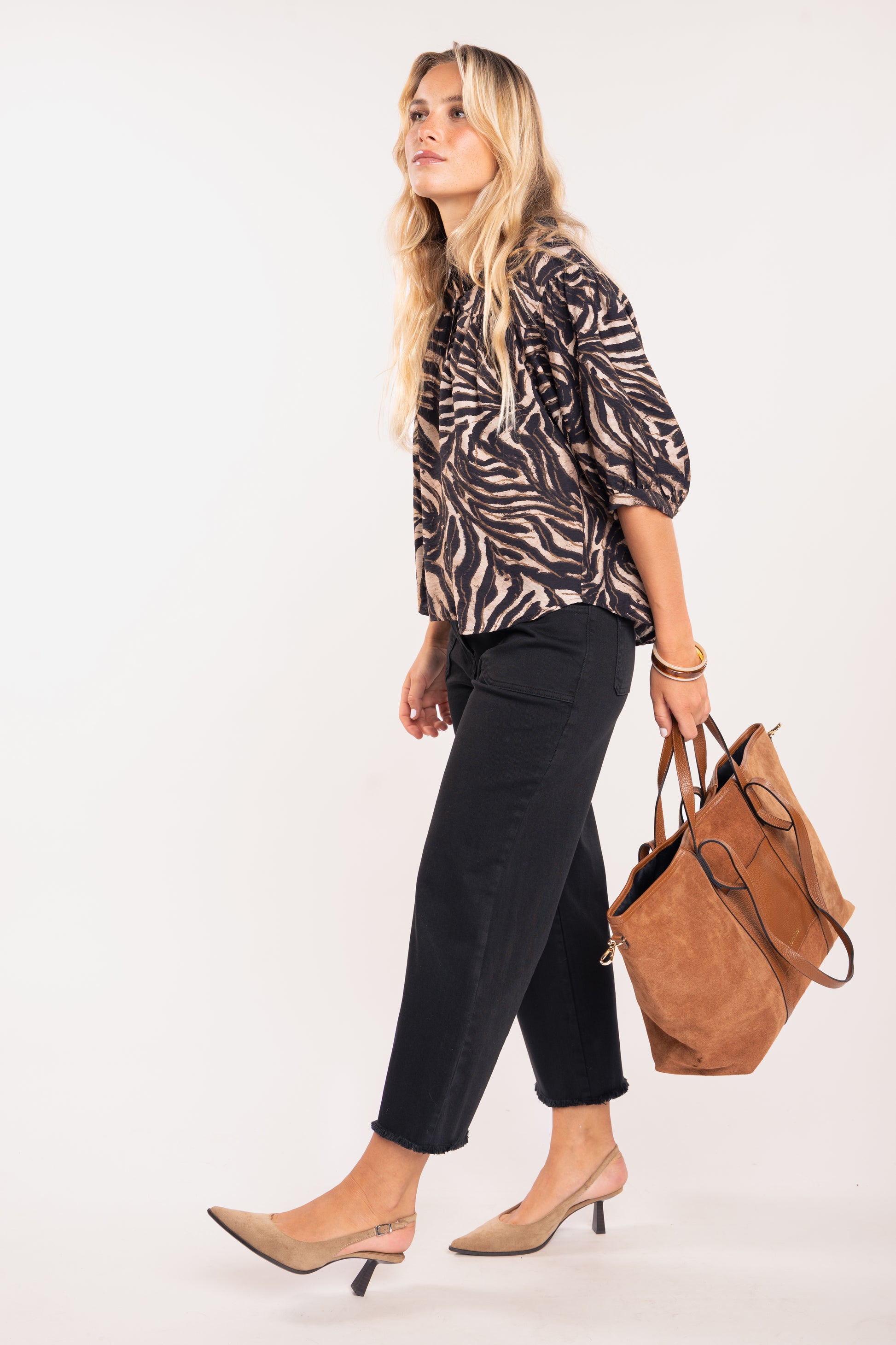 Blouse imprimée zèbre noir, pantalon 7/8ème noir et sac cabas en cuir camel 