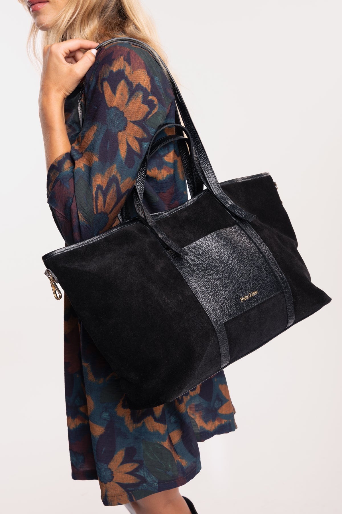 Sac cabas en cuir noir avec une robe à fleurs marine 