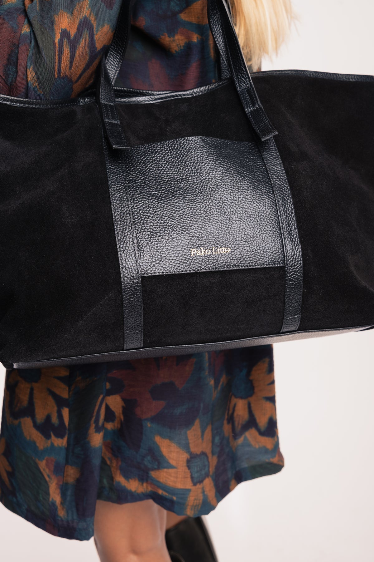 Sac cabas en cuir noir avec une robe à fleurs marine 