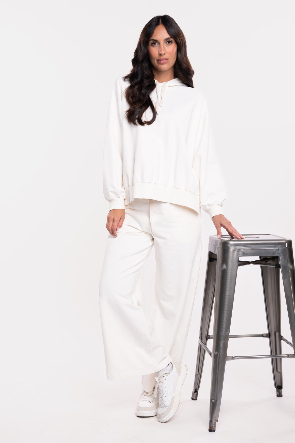 Sweat oversize écru avec jogging évasé écru et bakset blanche 