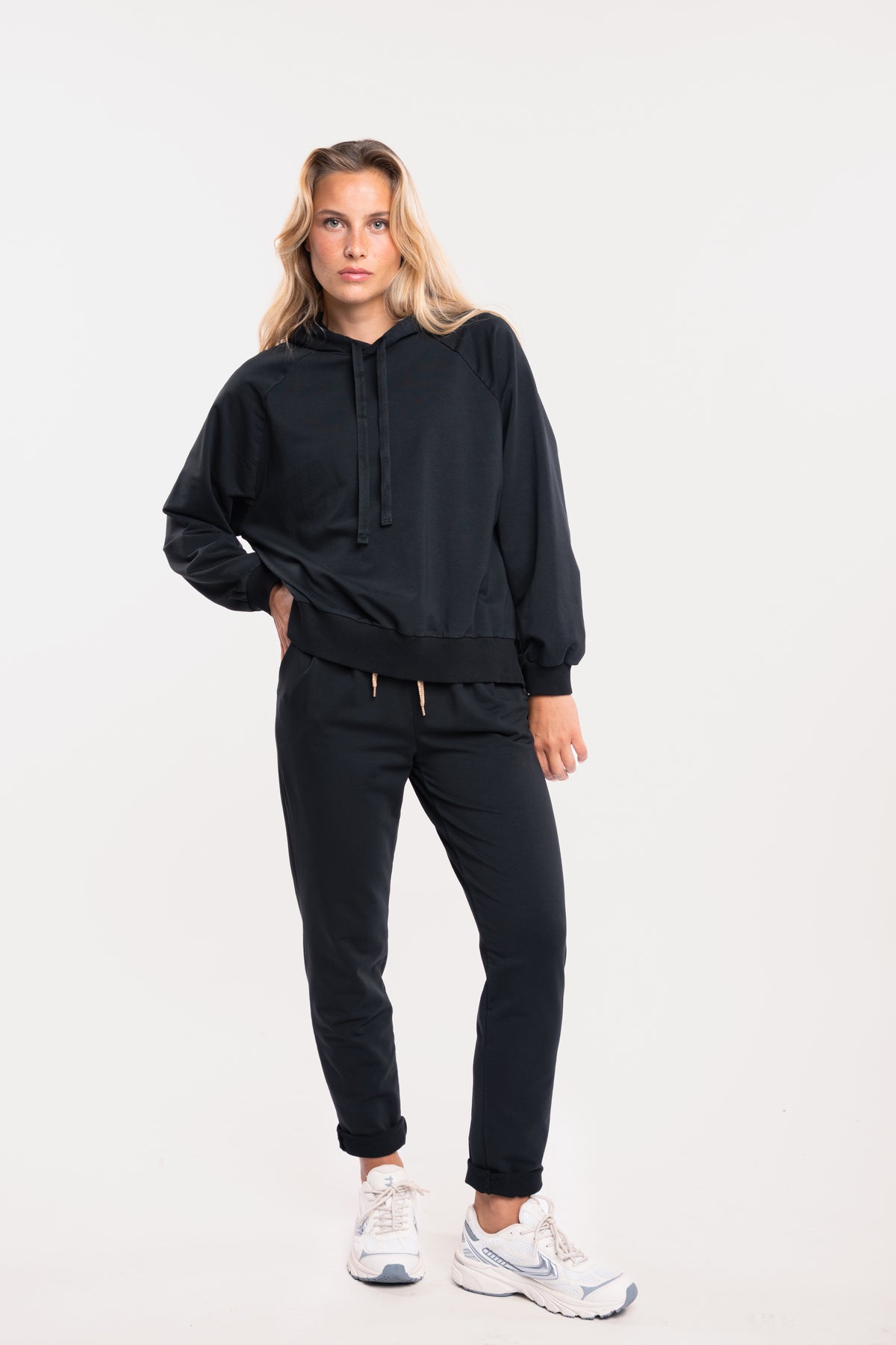 Sweat oversize noir, jogging noir et basket blanche 
