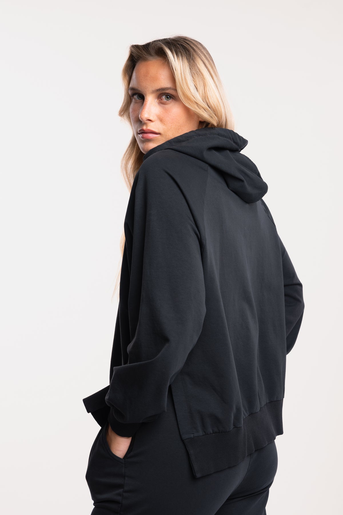 Sweat oversize noir de dos 