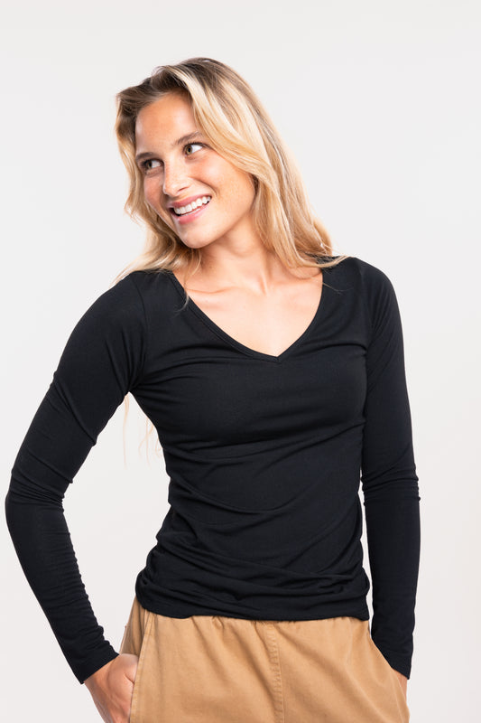 T-shirt col V noir avec un pantalon barrel camel 