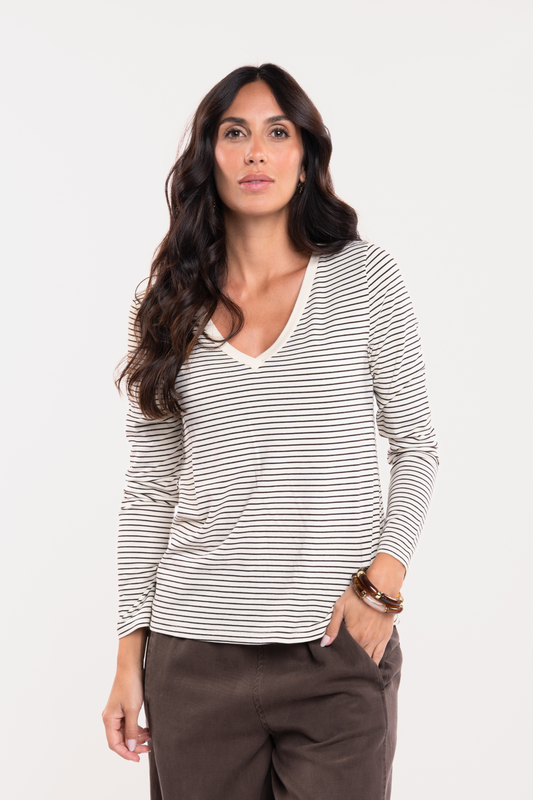 Un T-shirt rayé écru et marron et un pantalon barrel marron 