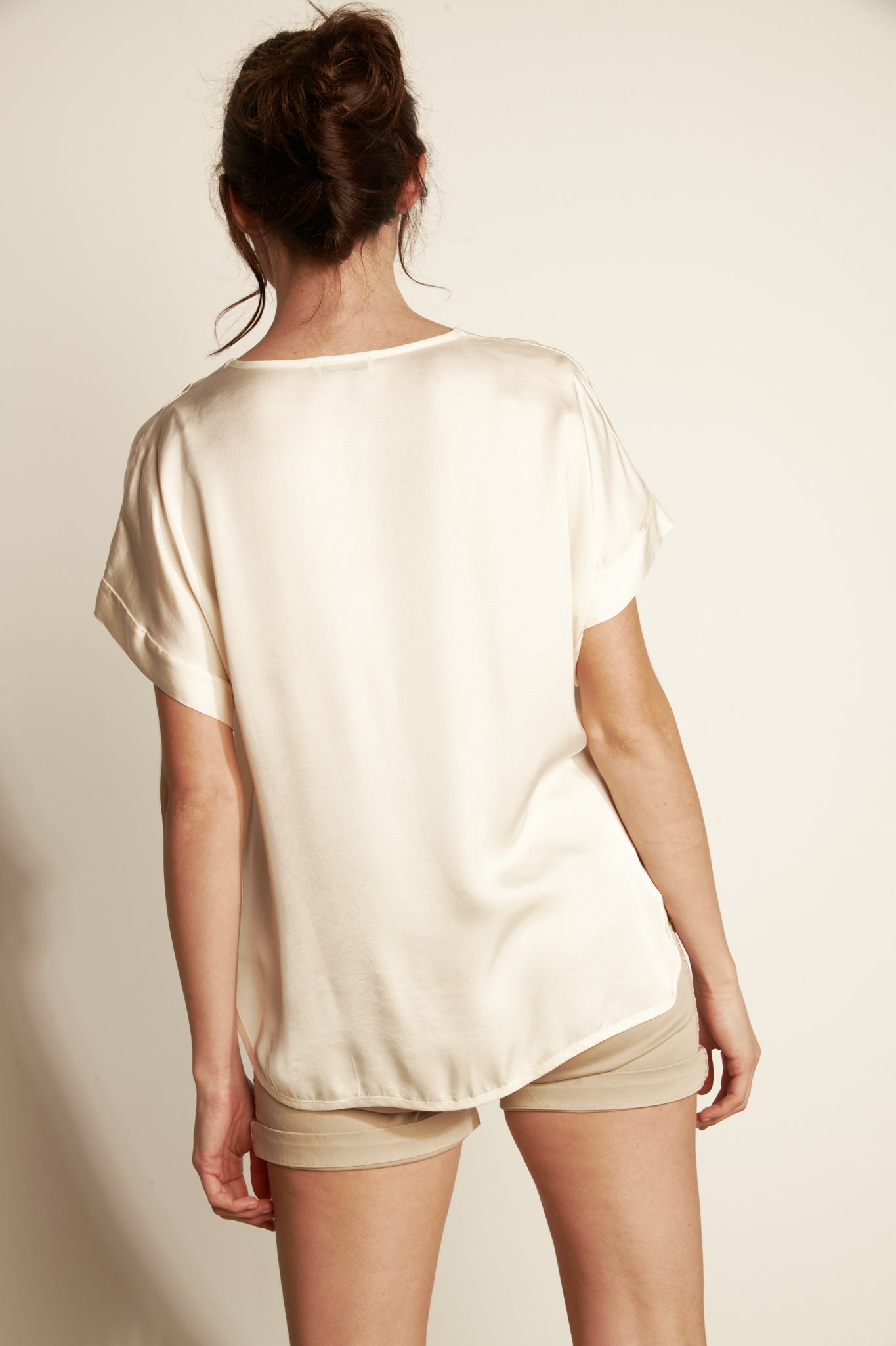 M.COURTE SILKY V-NECK TOP (FA655B05Q) - NATURAL