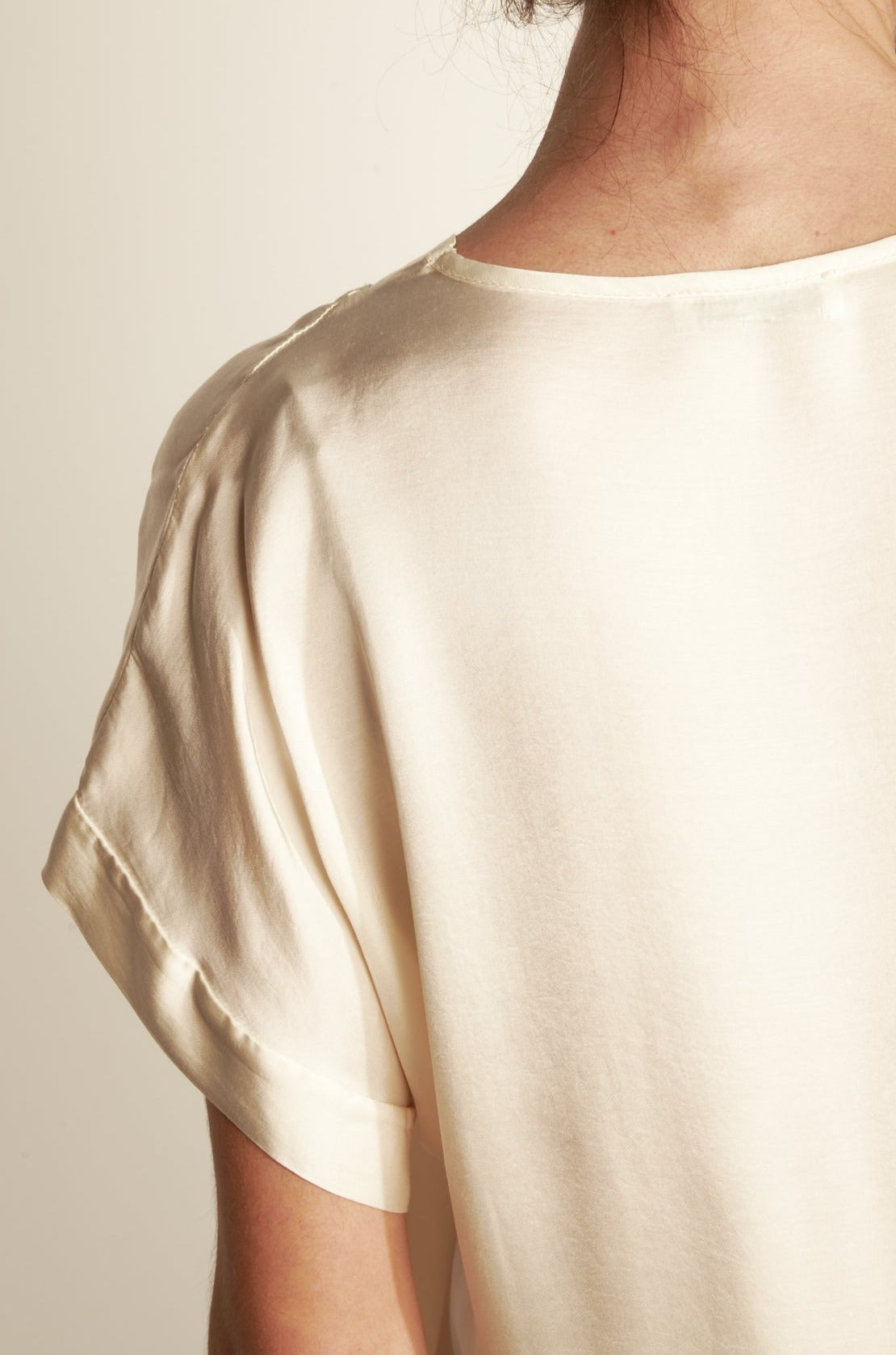 M.COURTE SILKY V-NECK TOP (FA655B05Q) - NATURAL