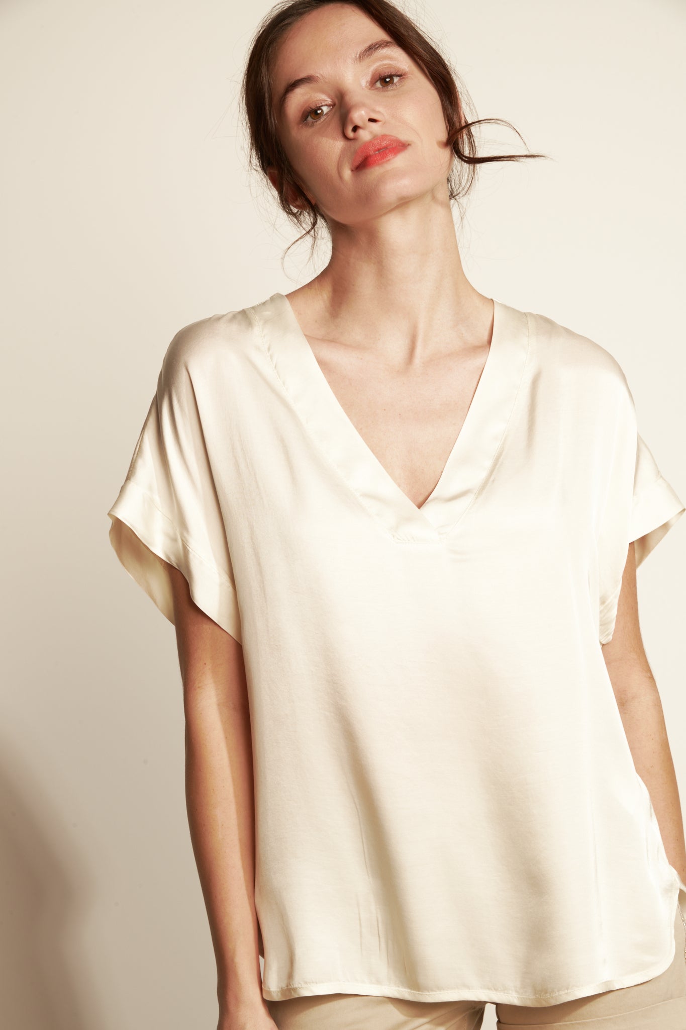 M.COURTE SILKY V-NECK TOP (FA655B05Q) - NATURAL