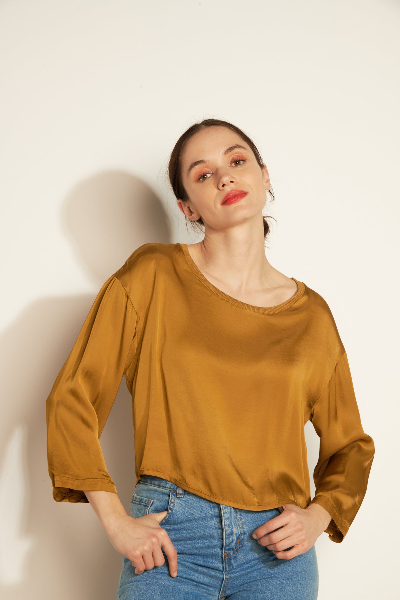 LOOSE SHORT TOP M 3/4 SILKY (FA718B05Q) - AMBER