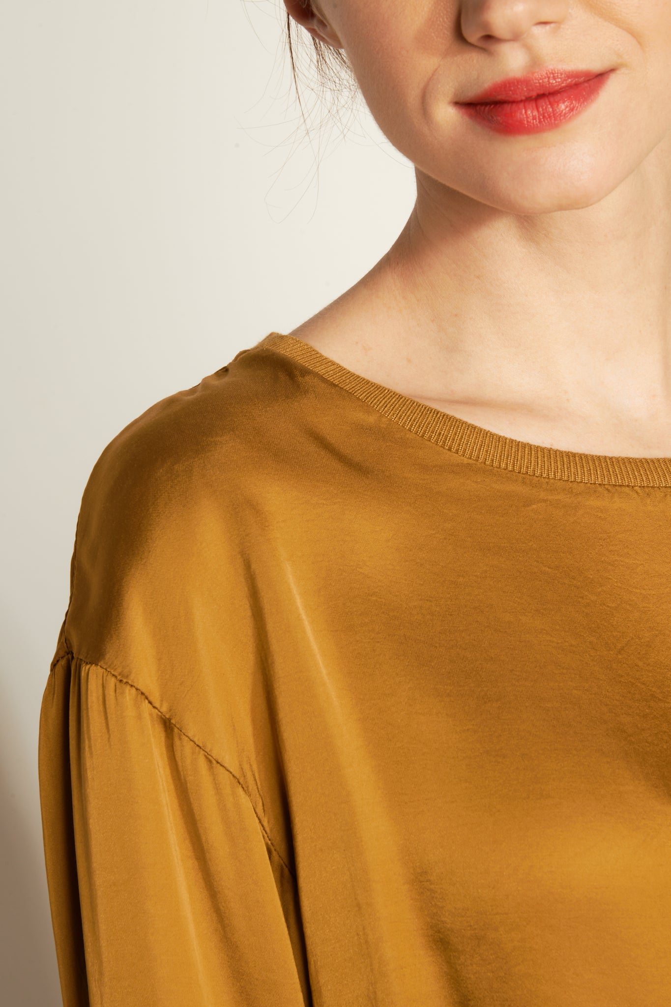 LOOSE SHORT TOP M 3/4 SILKY (FA718B05Q) - AMBER