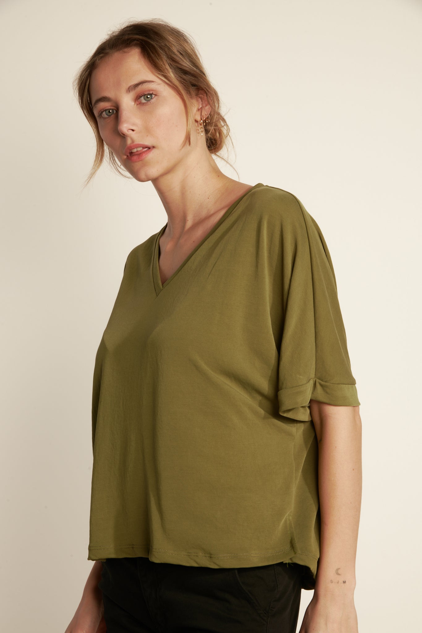 AMLE V-NECK MODAL TOP - OLIVE