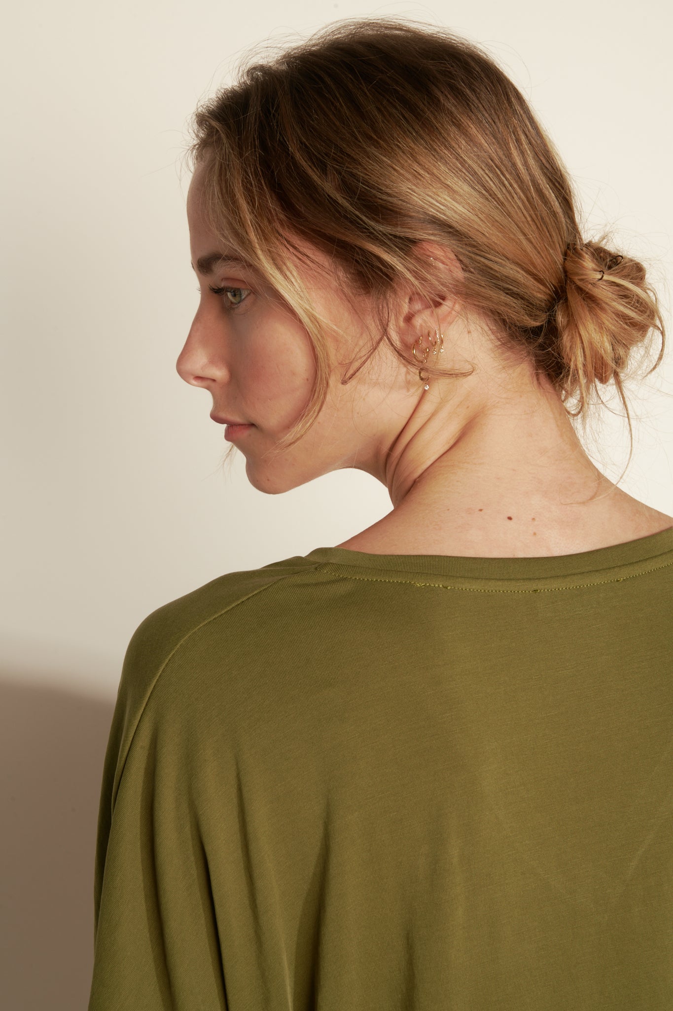 AMLE V-NECK MODAL TOP - OLIVE