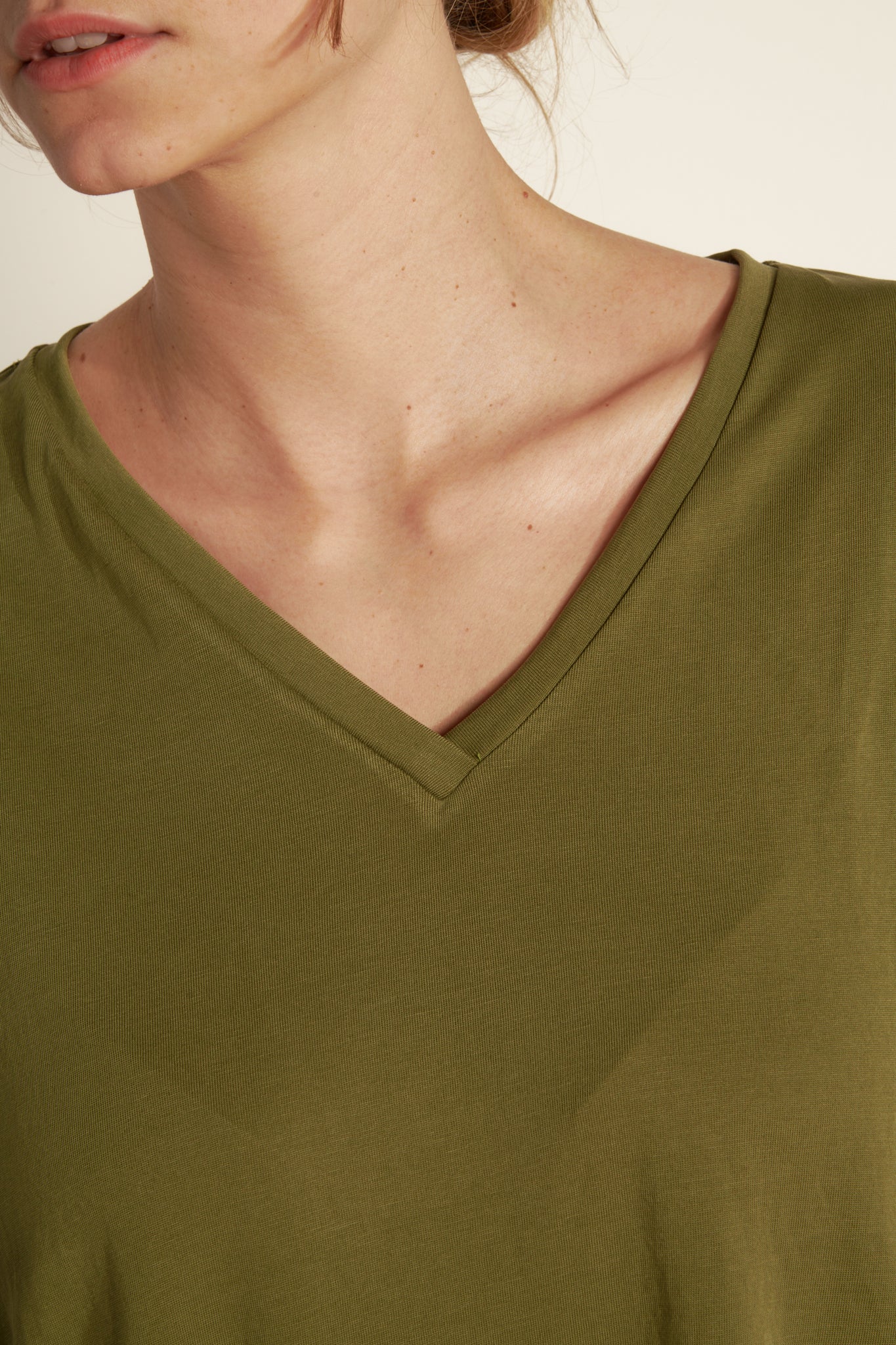 AMLE V-NECK MODAL TOP - OLIVE