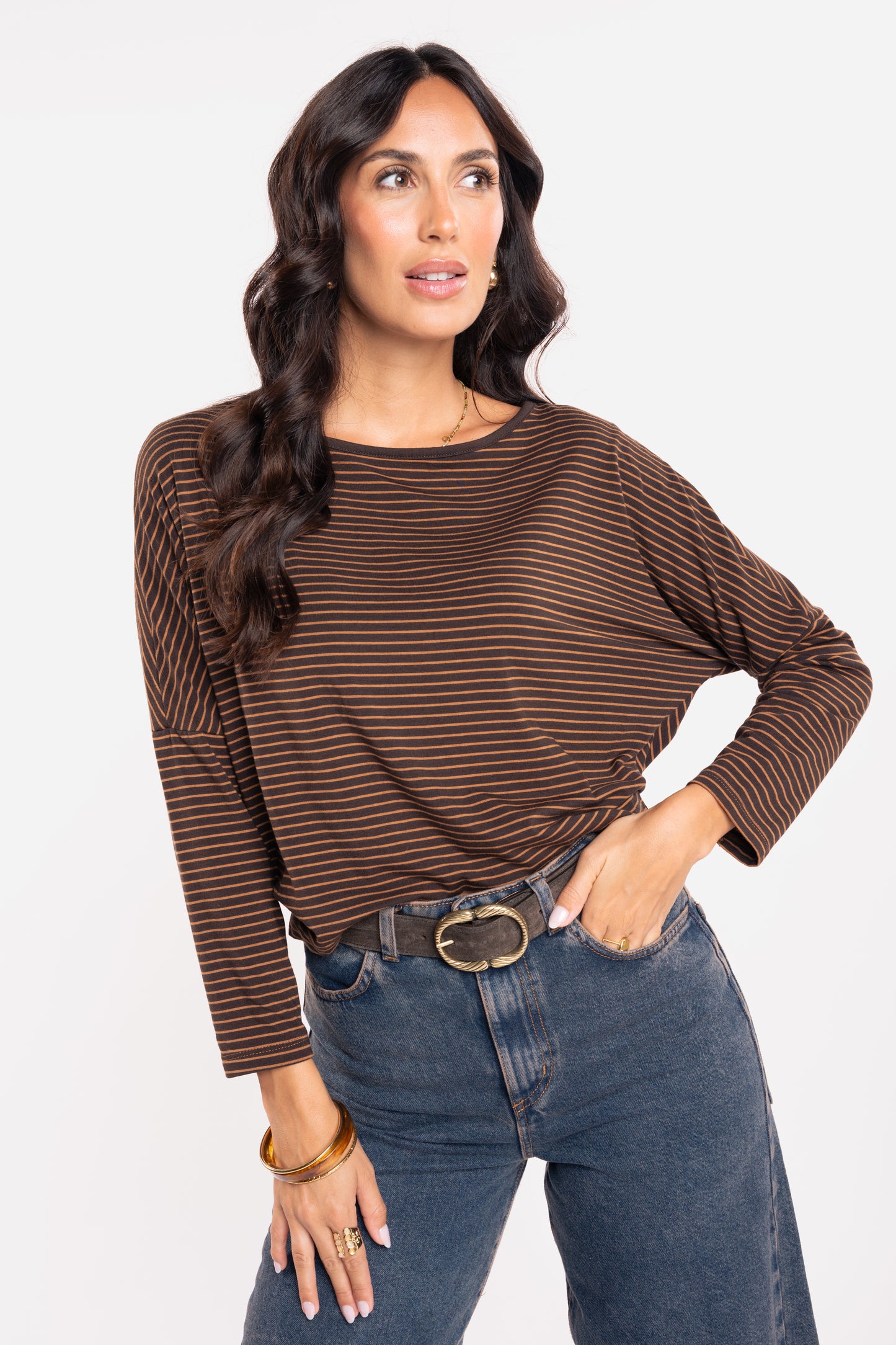 Top col bateau rayé marron et ceinture daim boucle fantaisie marron