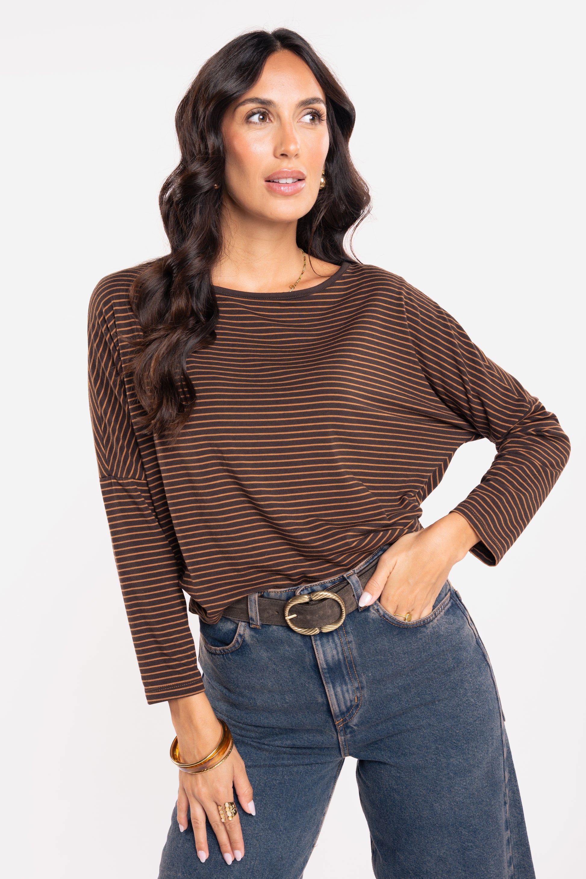 Top col bateau rayé marron et ceinture daim boucle fantaisie marron
