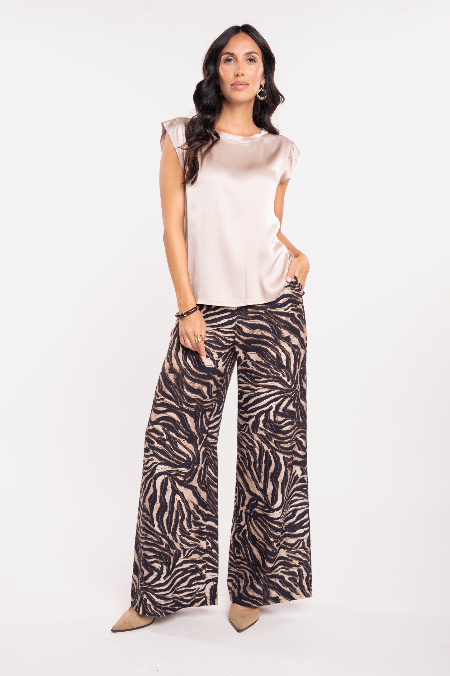 Top en satin beige et pantalon zèbre noir 