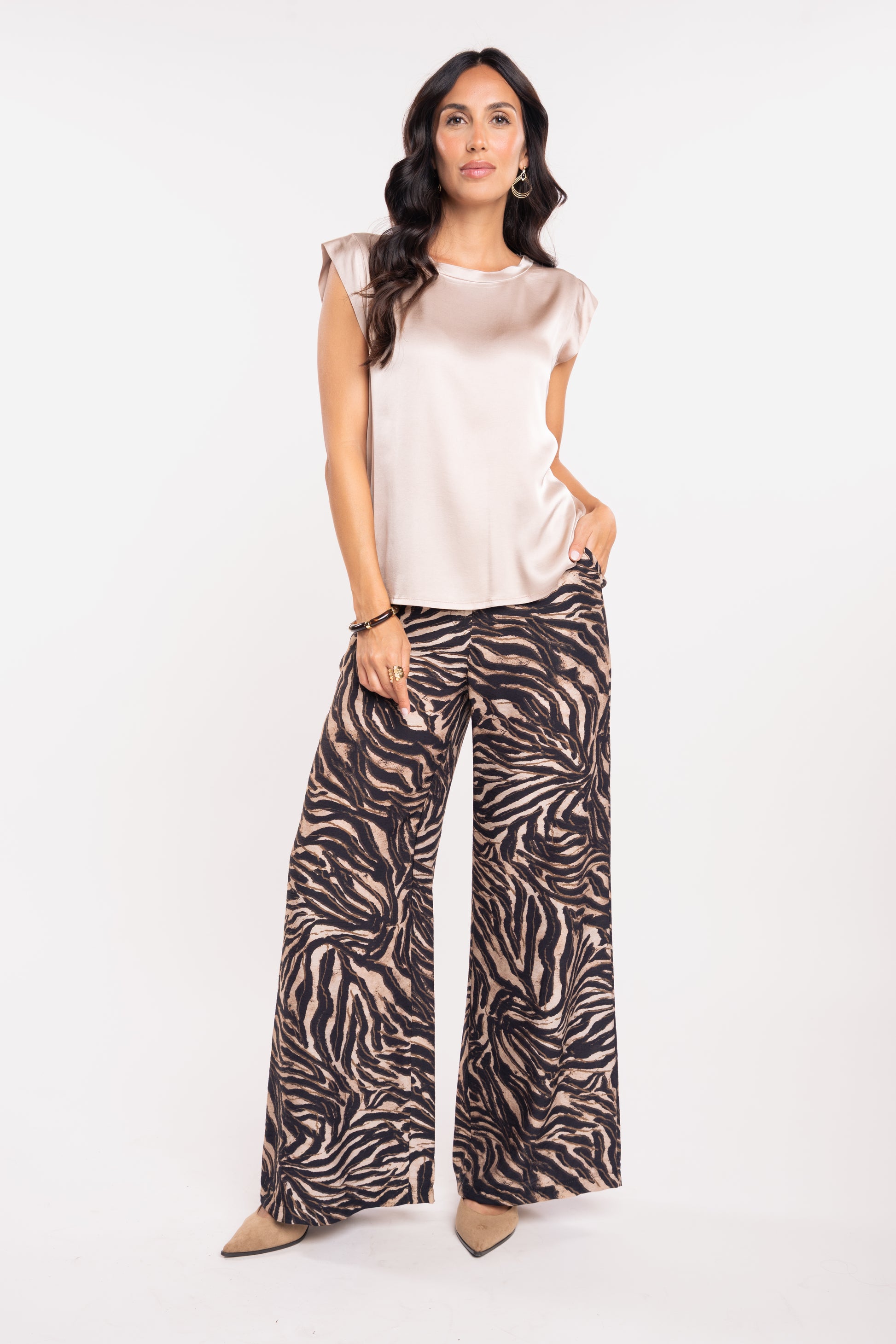 Top en satin beige et pantalon zèbre noir 