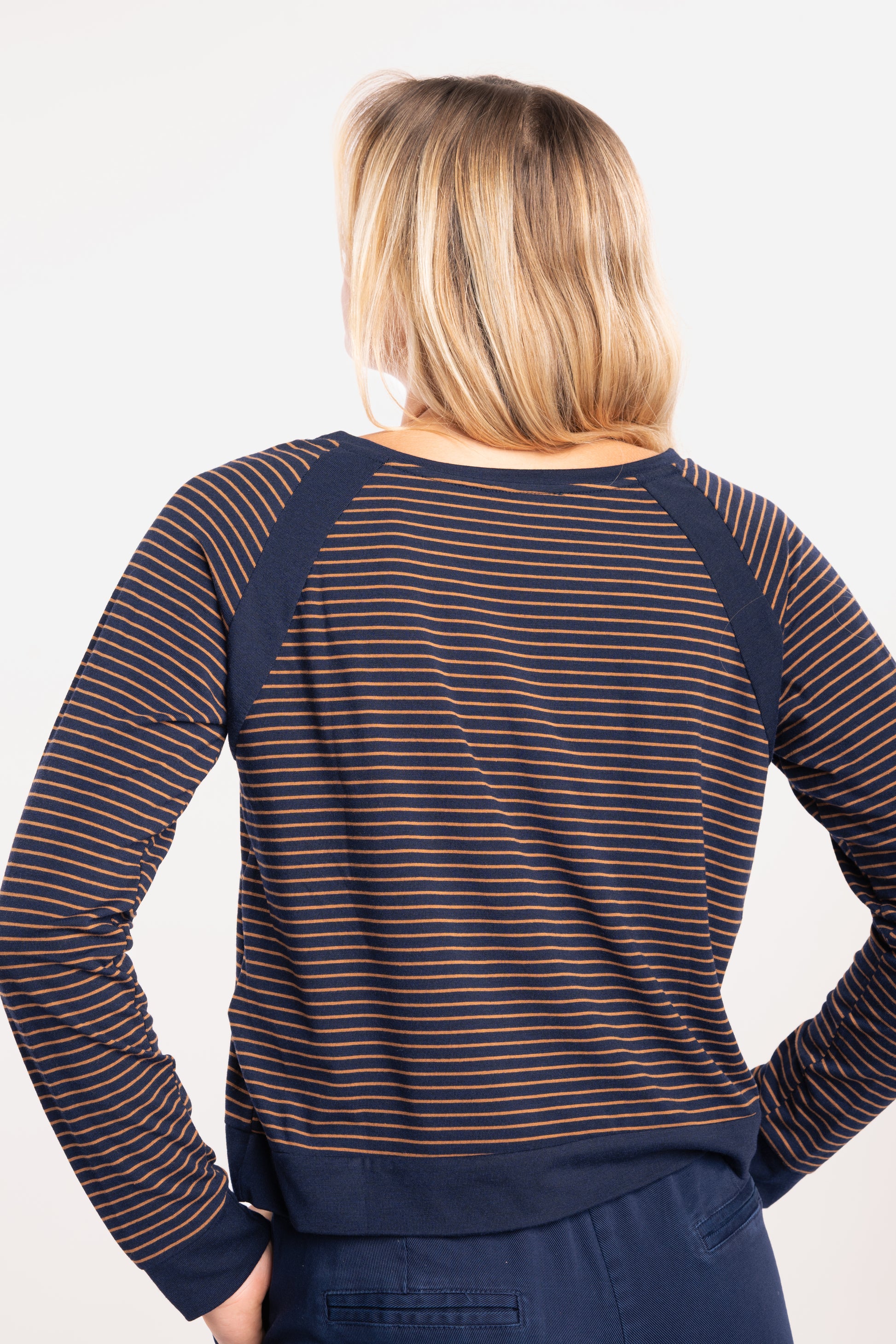 Top rayé bleu marine de dos 
