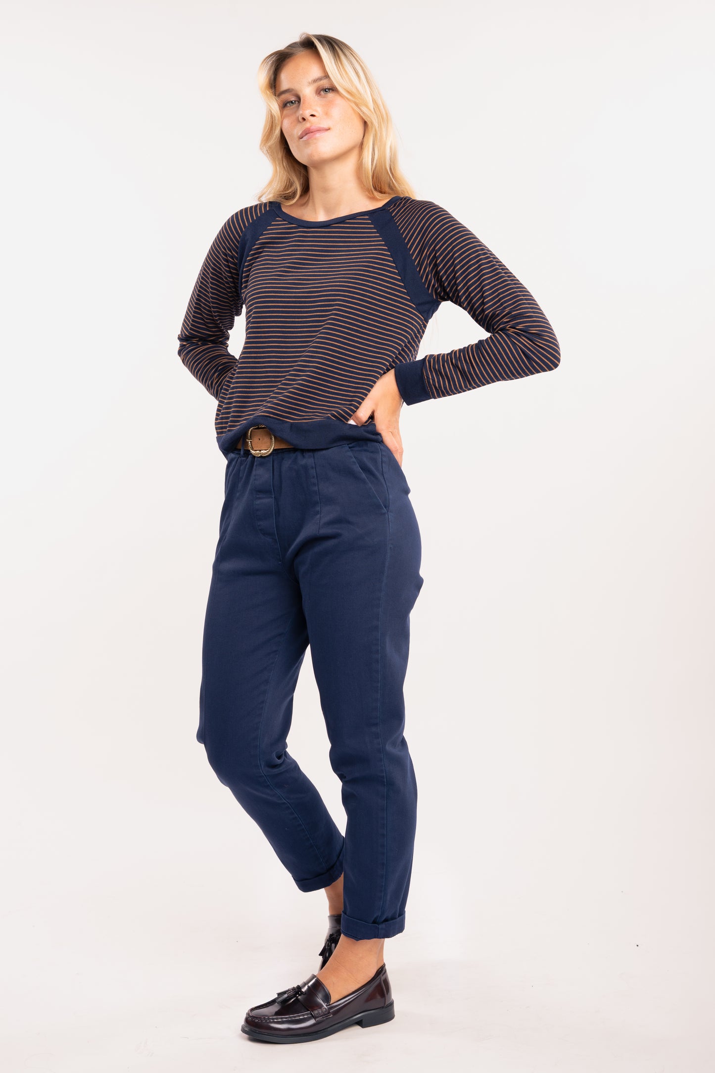 Top rayé bleu marine, ceinture daim boucle fantaisie tabac et chino 7/8ème marine 