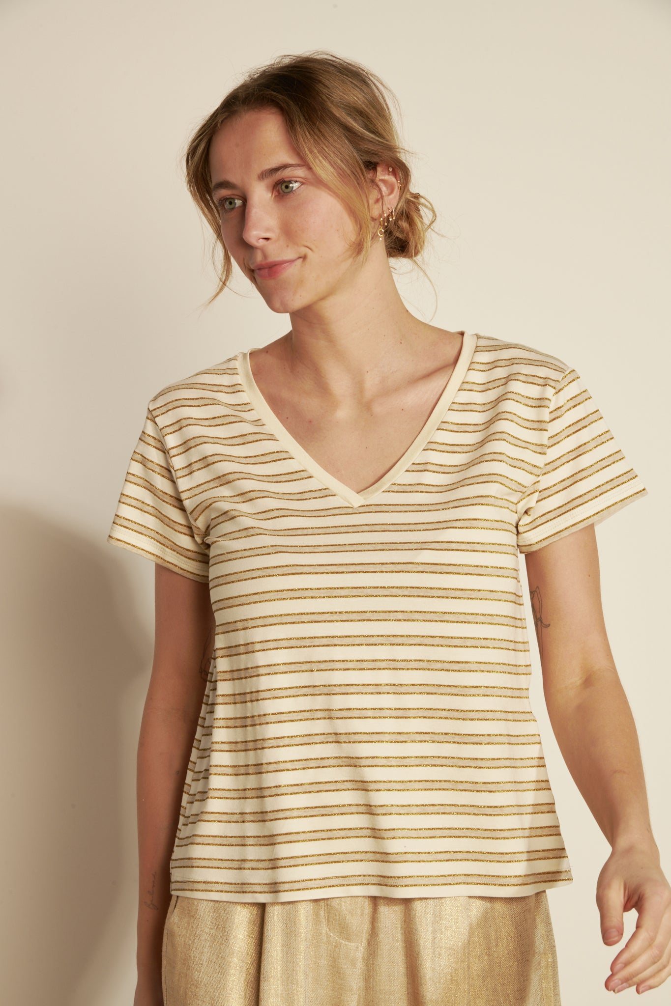 V-NECK STRIPED JERSEY TEESHIRT - SAND
