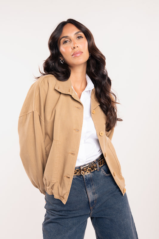 Veste ample camel, chemise blanche, ceinture en cuir léopard et jean barrel délavé 

