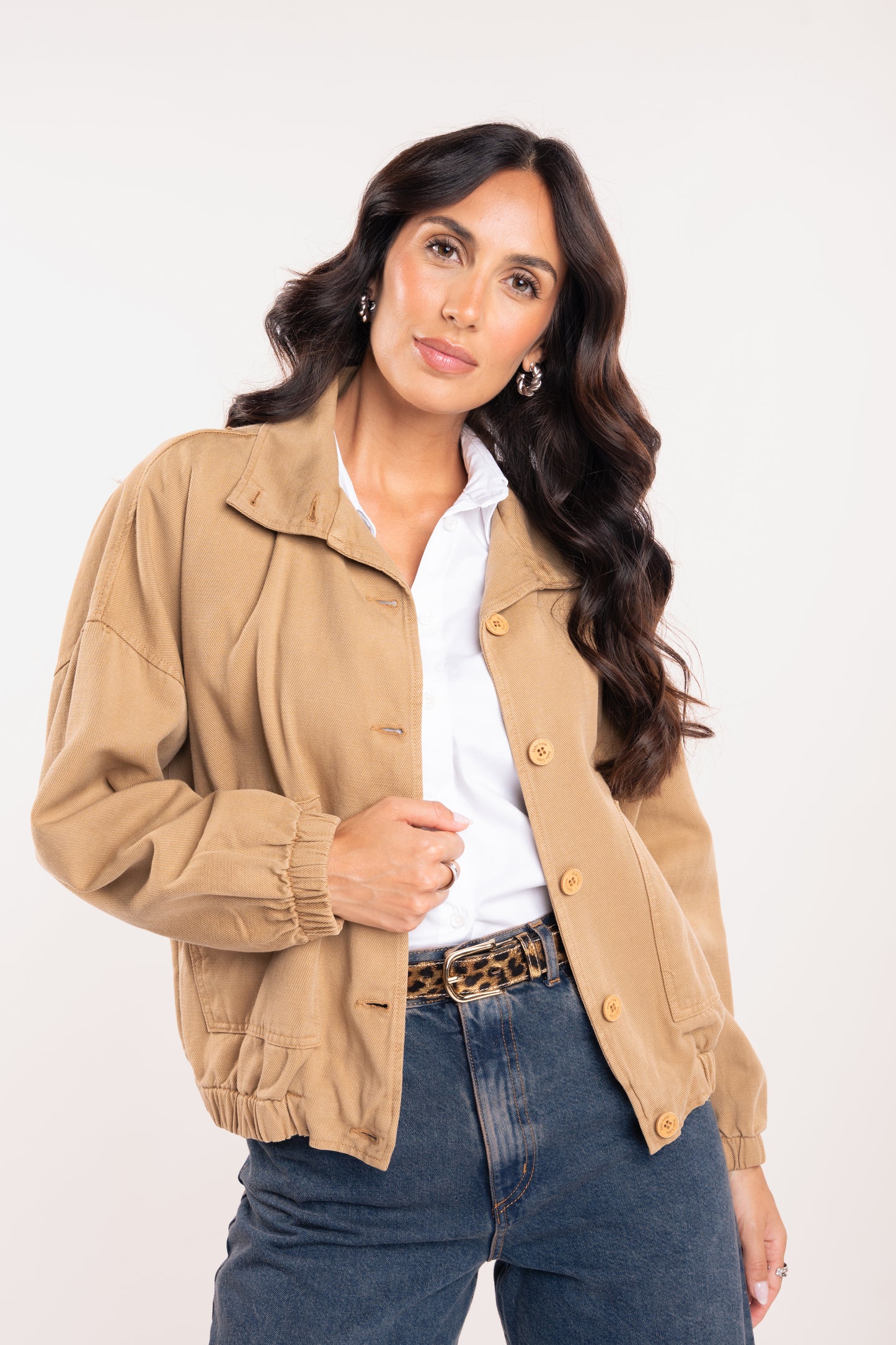 Veste ample camel, chemise blanche, ceinture en cuir léopard et jean barrel délavé 