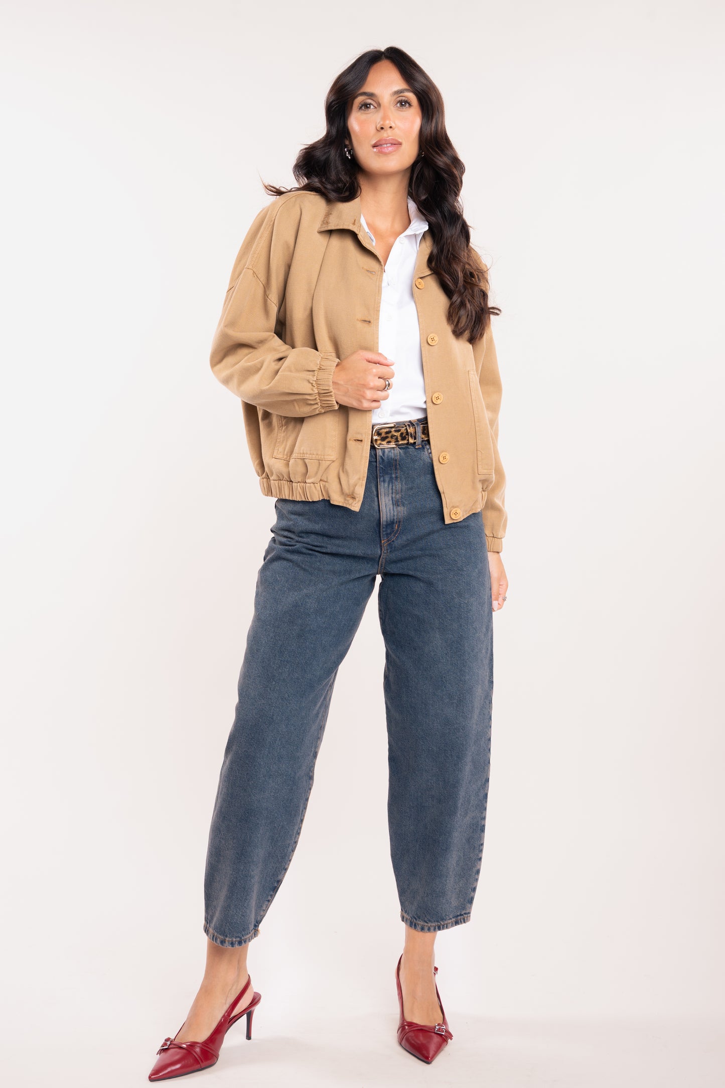 Veste ample camel, chemise blanche, ceinture en cuir léopard et jean barrel délavé 