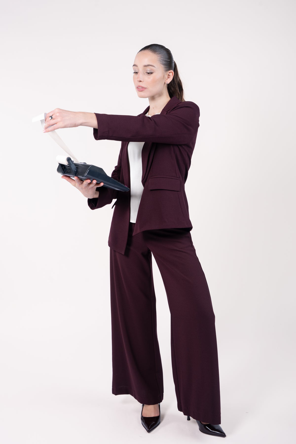 Blazer ample doublure PL bordeaux, top mini manches stretch naturel avec pantalon maxi évasé bordeaux et talon noir
