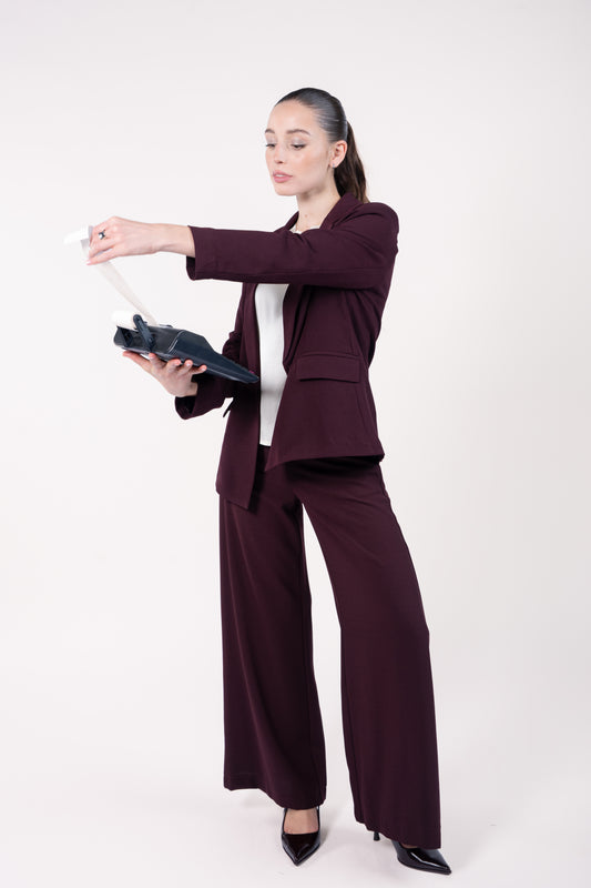 Blazer ample doublure PL bordeaux, top mini manches stretch naturel avec pantalon maxi évasé bordeaux et talon noir