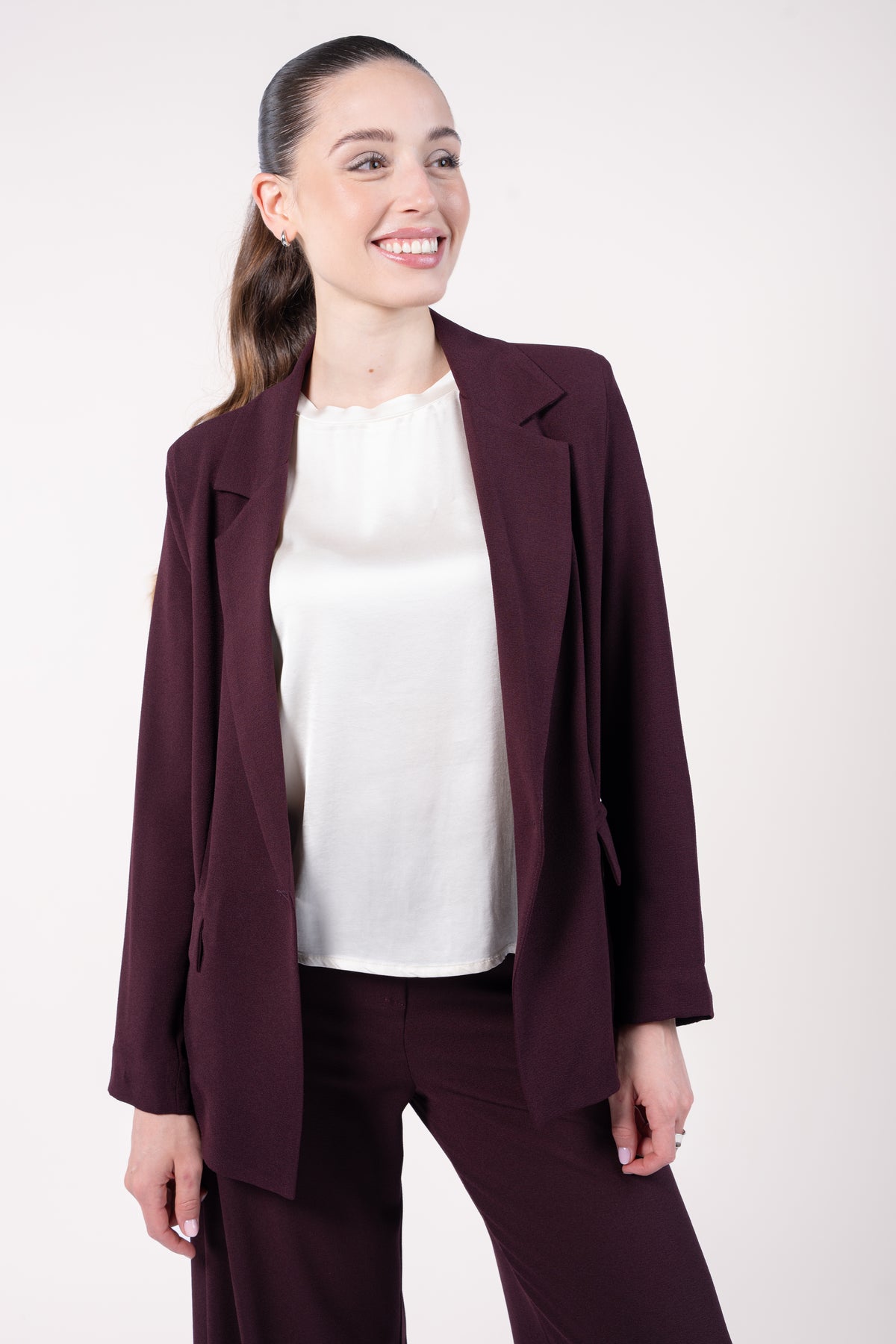 Blazer ample doublure PL bordeaux, top mini manches stretch naturel avec pantalon maxi évasé bordeaux 