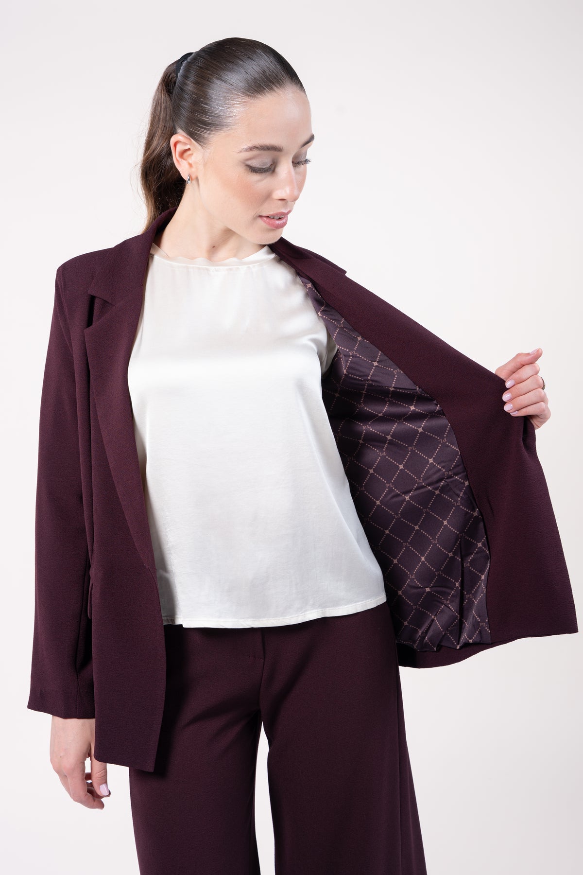 Blazer ample doublure PL bordeaux, top mini manches stretch naturel avec pantalon maxi évasé bordeaux 