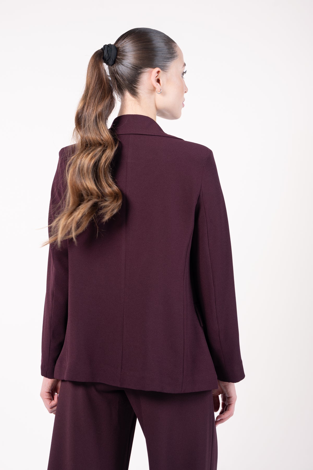 Blazer ample doublure PL bordeaux et pantalon maxi évasé bordeaux de dos