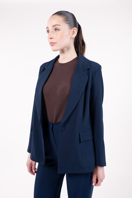Blazer ample doublure PL marine avec pull court col rond manches courtes brun et pantalon évasé long marine