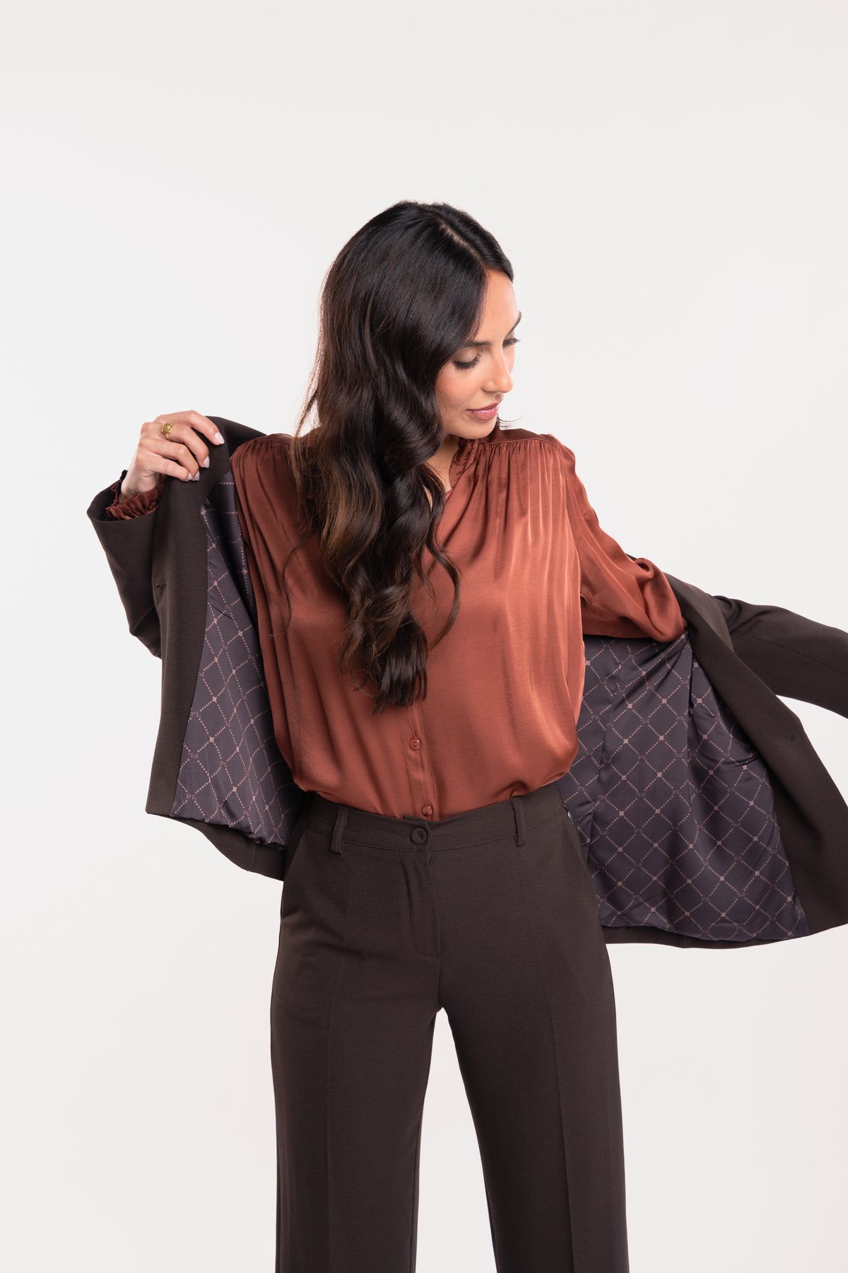 Blazer ample doublure PL marron avec chemise col plissé acajou et pantalon évasé long marron 