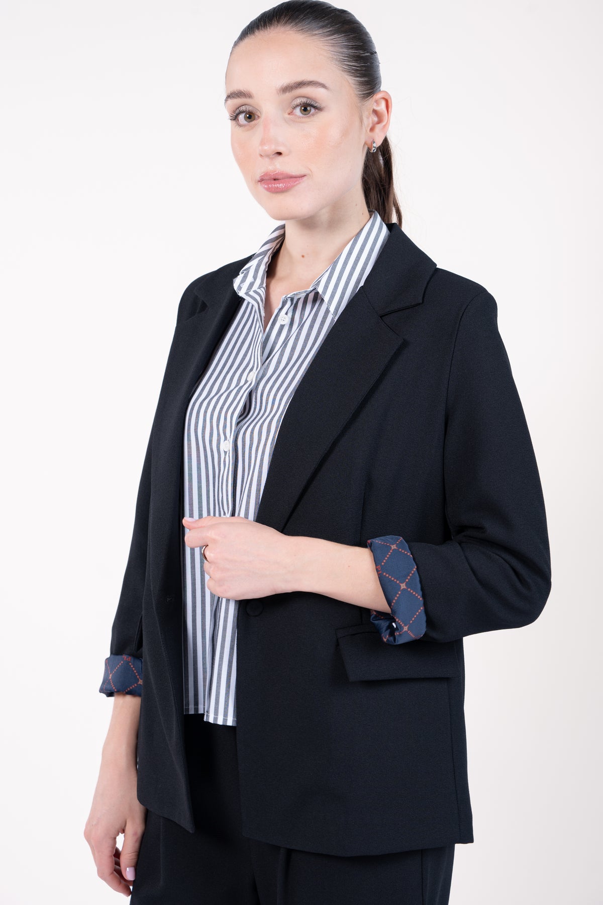 Blazer ample doublure PL noir, chemise courte manches longues rayées marine et pantalon maxi évasé noir 