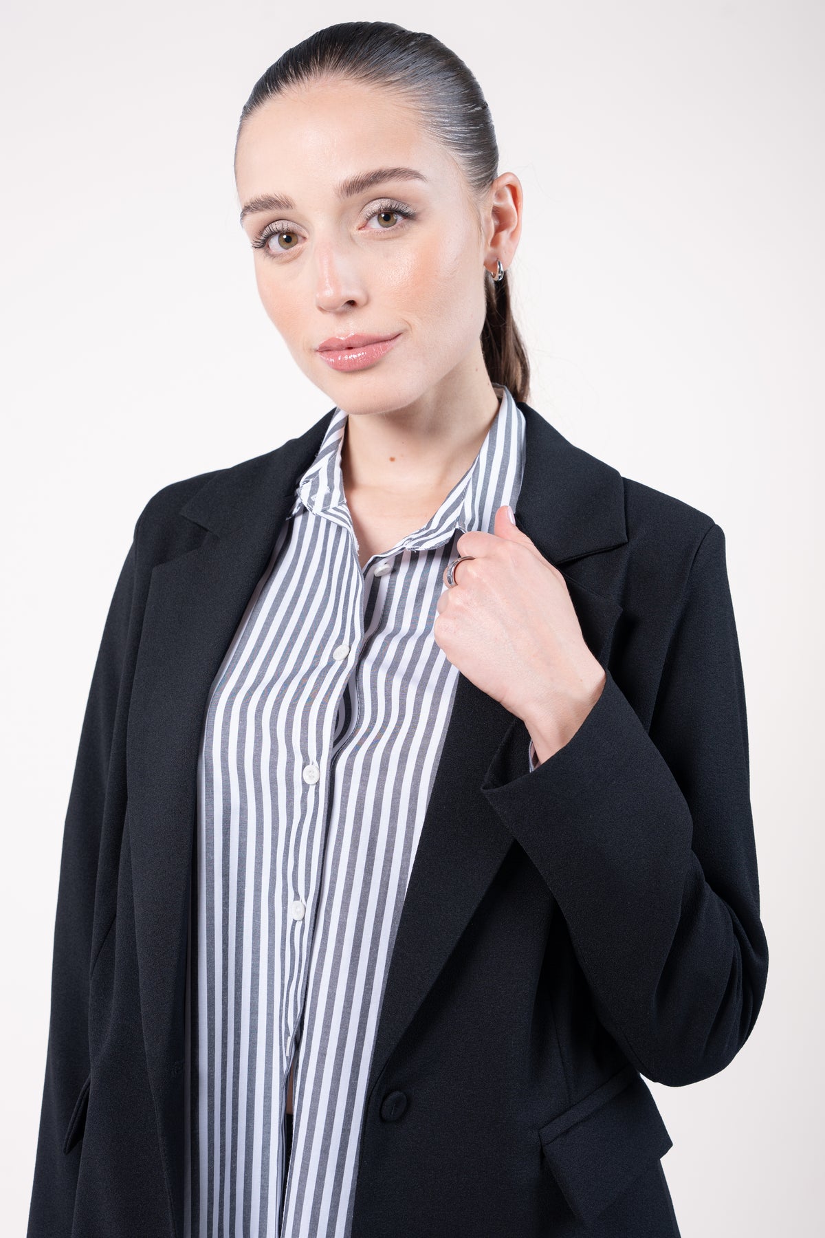 Blazer ample doublure PL noir et chemise courte manches longues rayées marine 