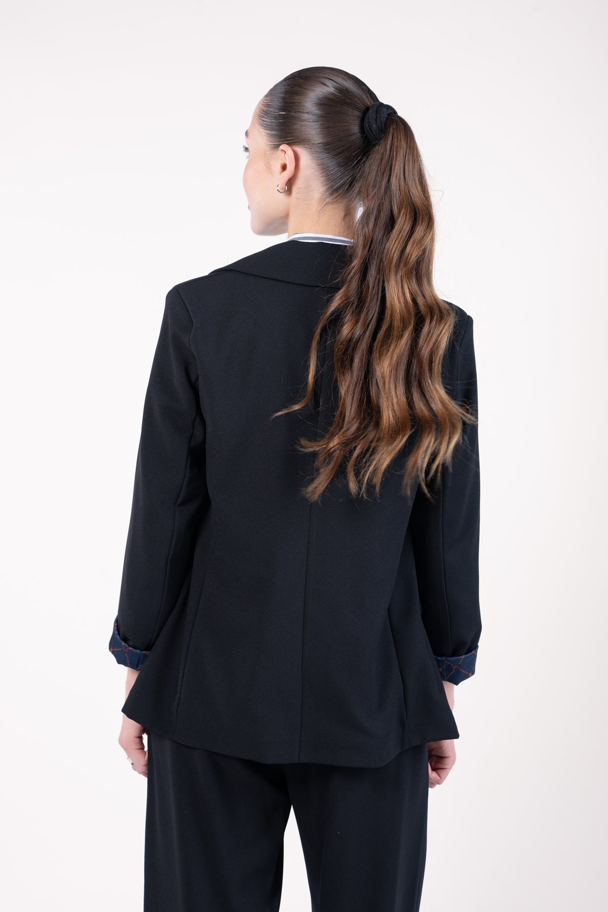 Blazer ample doublure PL noir et pantalon maxi évasé noir de dos