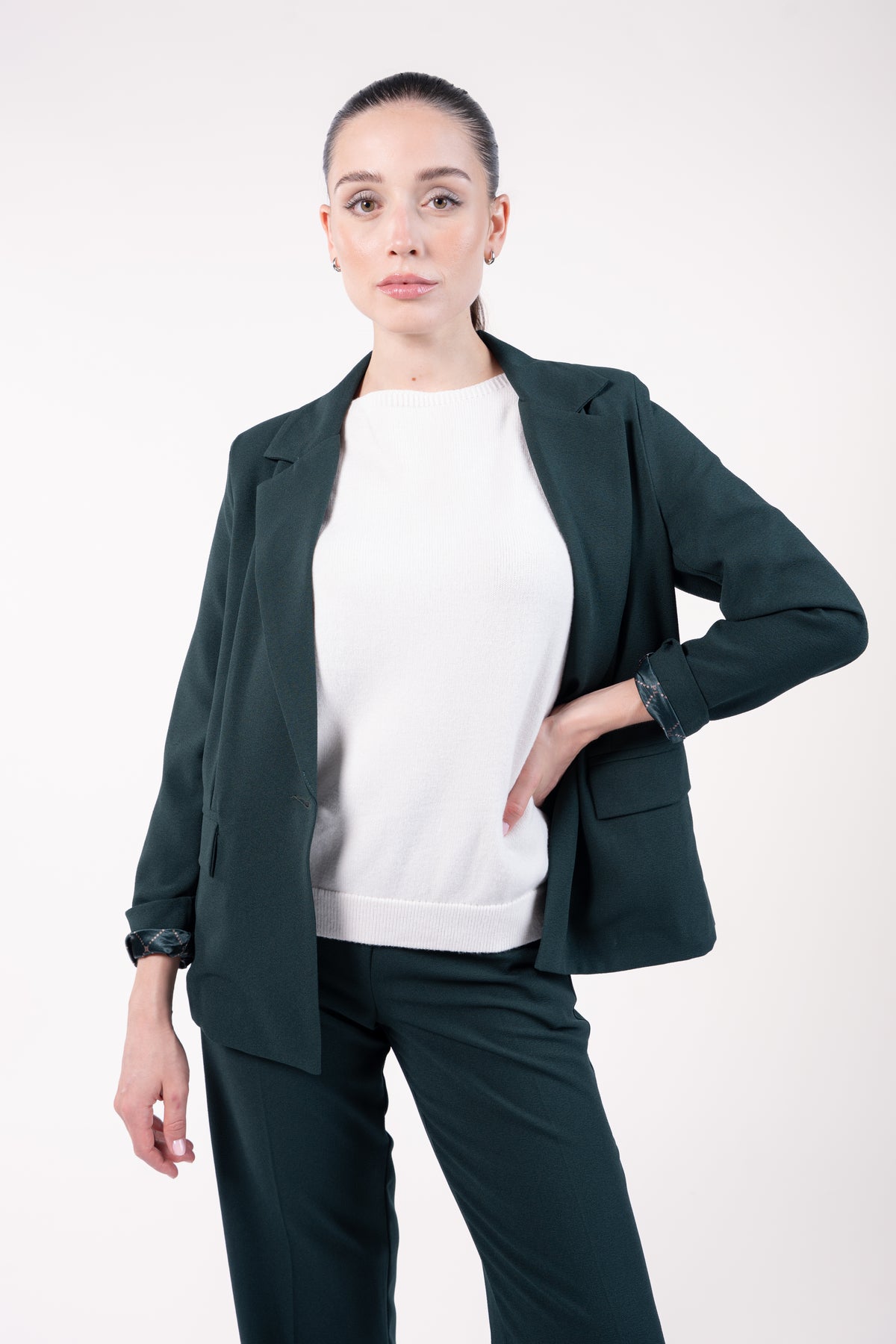 Blazer ample doublure PL vert, pull col rond ample sans manches naturel et pantalon évasé long vert 