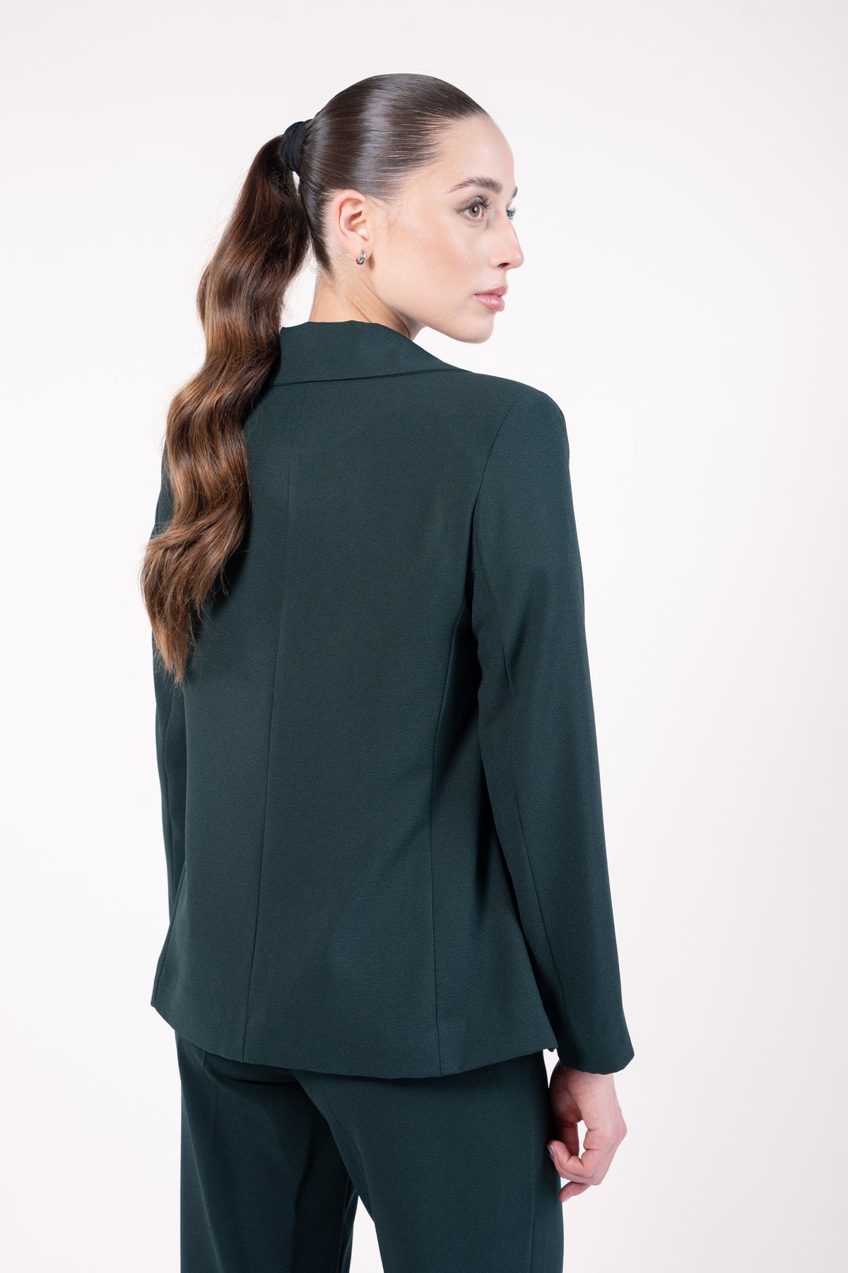 Blazer ample doublure PL vert et pantalon évasé long vert de dos