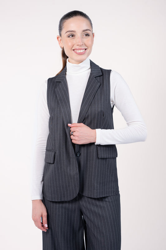 Veste sans manches et pantalon maxi évasé rayé gris avec t-shirt craie 