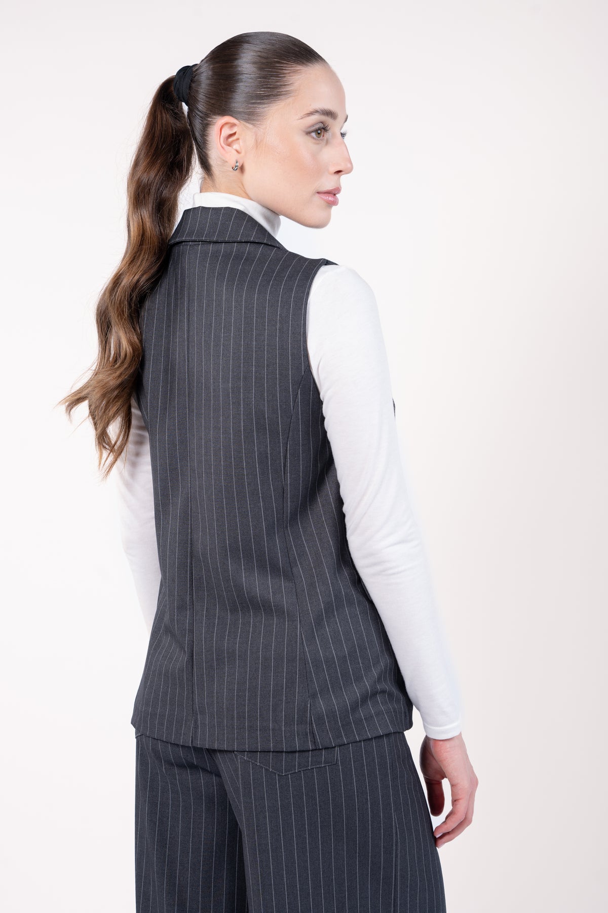 Veste sans manches et pantalon maxi évasé rayé gris avec t-shirt craie de dos