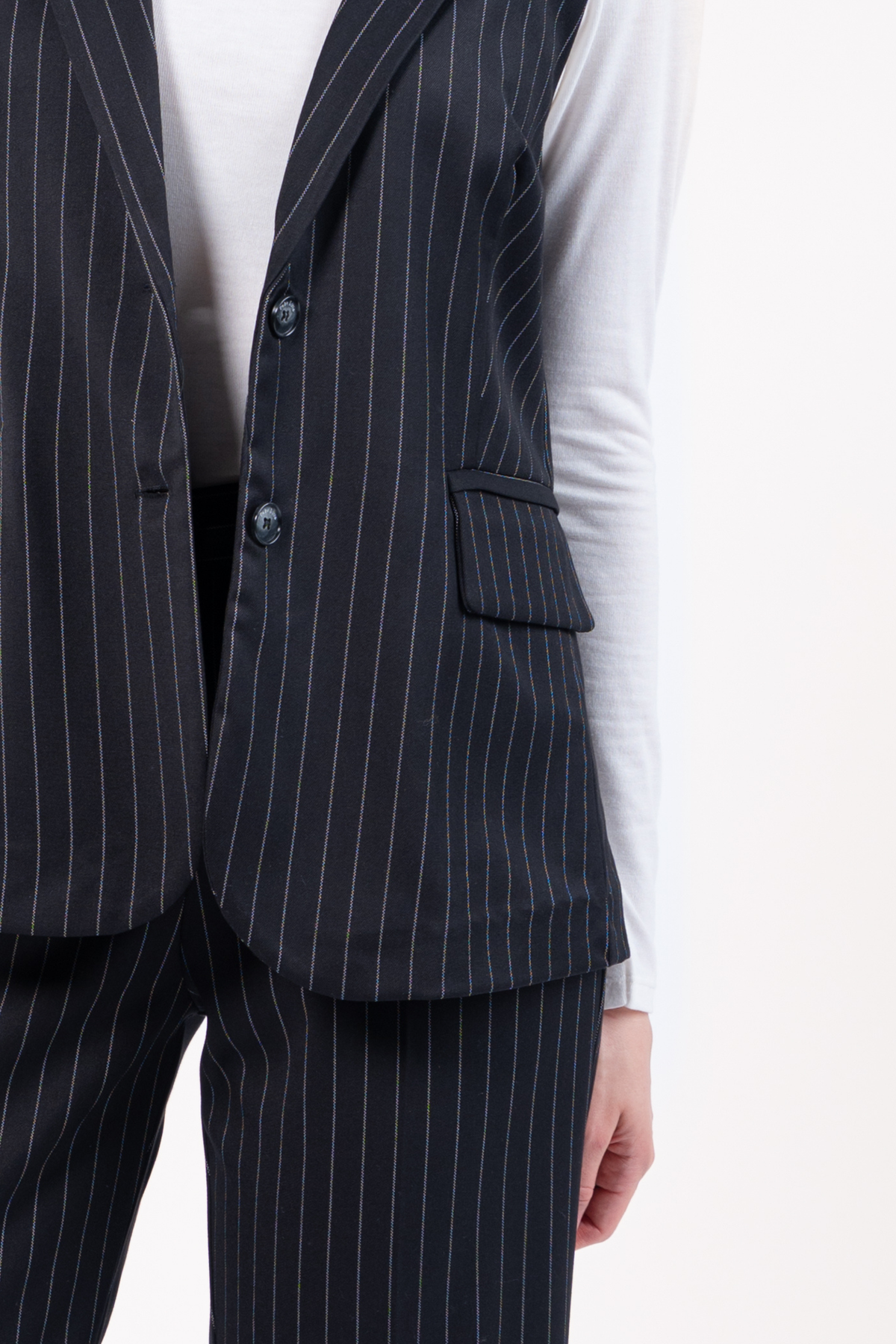 Veste sans manches et pantalon évasé long élastiqué dos rayé noir et t-shirt craie